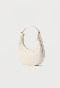 Λευκή τσάντα ώμου από δέρμα με καμπυλωτό σχήμα, χρυσά μεταλλικά στοιχεία και κλείσιμο με φερμουάρ. Η επιφάνεια έχει υφή από μικρές κόκκους.