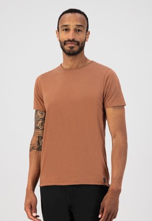 MC QUEEN - Basic T-shirt - russet