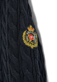 Donkermarine kabelgebreid sweater met een getextureerd patroon. Inclusief een ronde geborduurde logo met een kroon en lauwerkrans ontwerp.