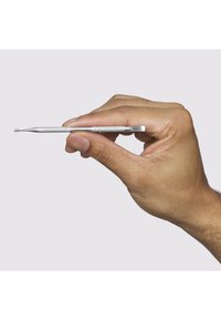 Rustfri stålpincet holdt i hånd, med et slankt, fladt design med en rillede grebsoverflade og spids spids for præcision.