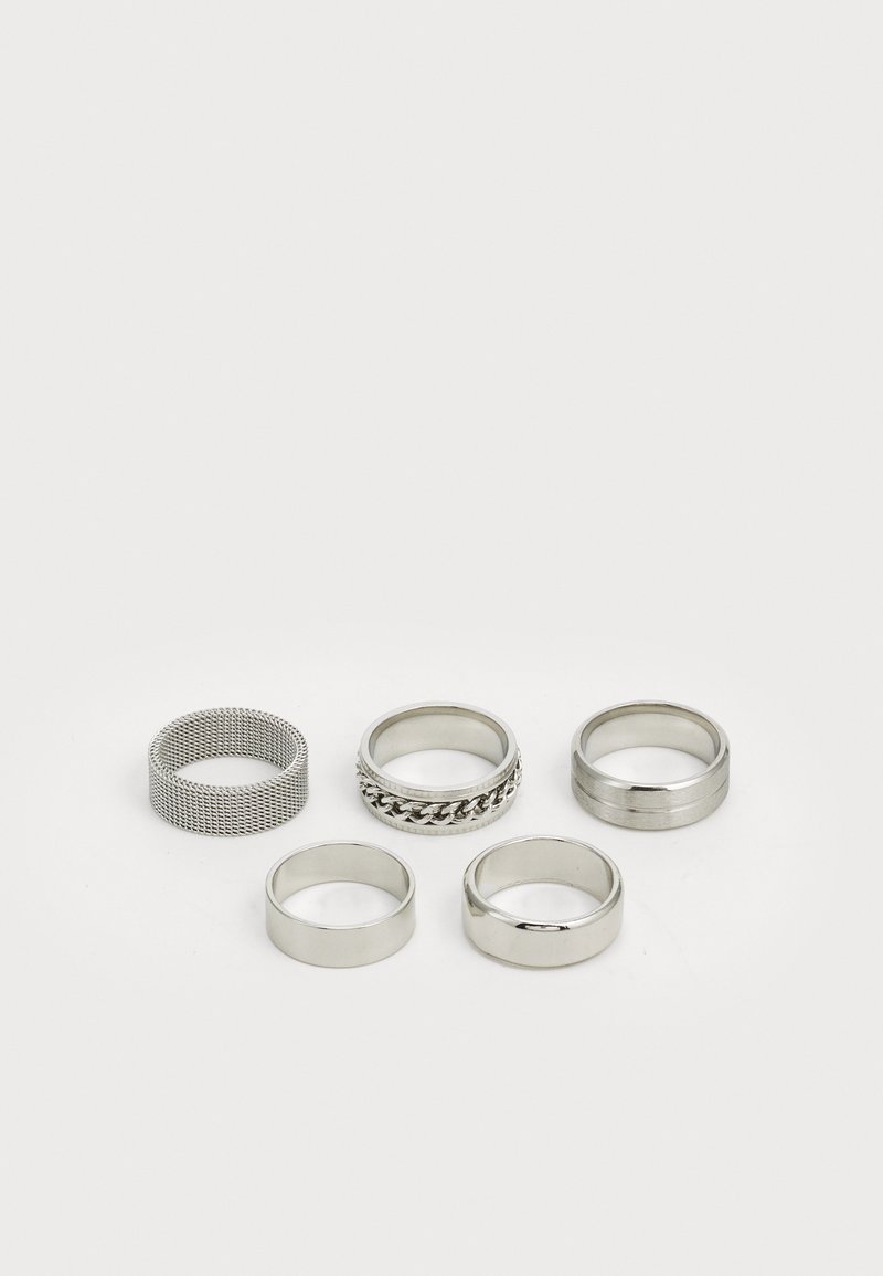 Set van vijf zilveren ringen met verschillende ontwerpen: een meshband, een gevlochten band en drie gladde banden met verschillende breedtes en afwerkingen.