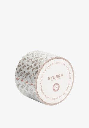 Rollo de cinta adhesiva beige con el texto repetido "BYE BRA". Mide 5 cm x 5 m. Presenta una textura suave y una etiqueta circular con instrucciones de cuidado.