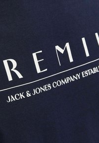 Jack & Jones PREMIUM PRINTED O-NECK - Apdrukāts T-krekls - navy blazer