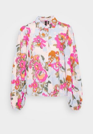 Blouse à manches longues boutonnée avec imprimé floral rose, orange et vert sur fond bleu clair et crème, dotée d'un col et de poignets froncés.