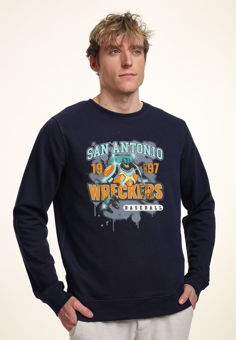 Mörkblå sweatshirt med rund halsringning, med ett grafiskt tryck av en robot och texten "San Antonio Wreckers Baseball" i orange och teal.