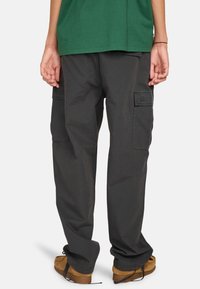 Donkergrijze cargo-broek met zijzakken, gemaakt van een duurzame stof, met een relaxed fit en contrasterende stiksels.