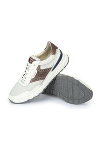 Zapatillas de malla blanca y cuero con acentos marrones. Cuentan con una suela texturizada, diseño de cordones y punta redondeada.