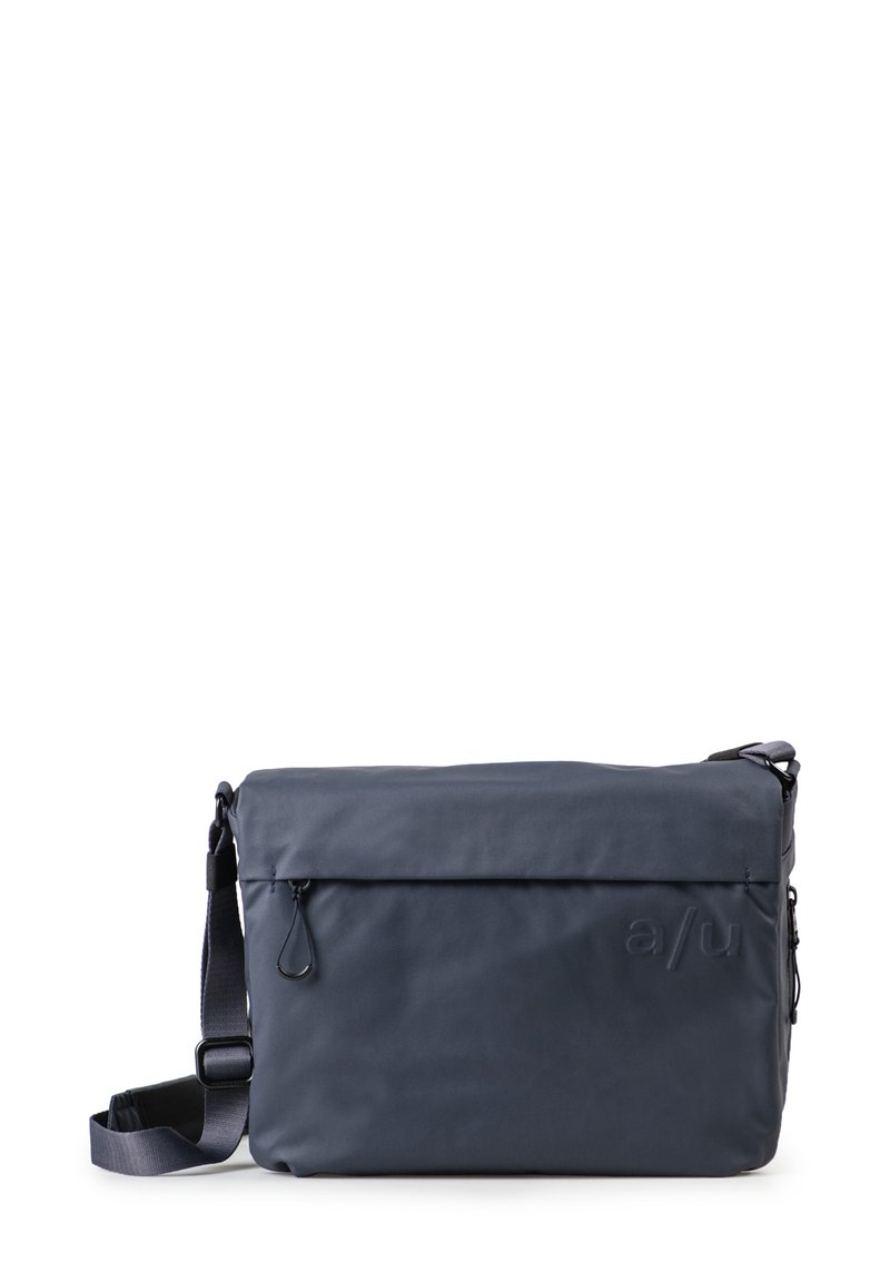 Borsa a tracolla rettangolare di colore blu scuro, con una finitura testurizzata, tracolla regolabile, chiusura con pattina superiore e tasca frontale con zip.