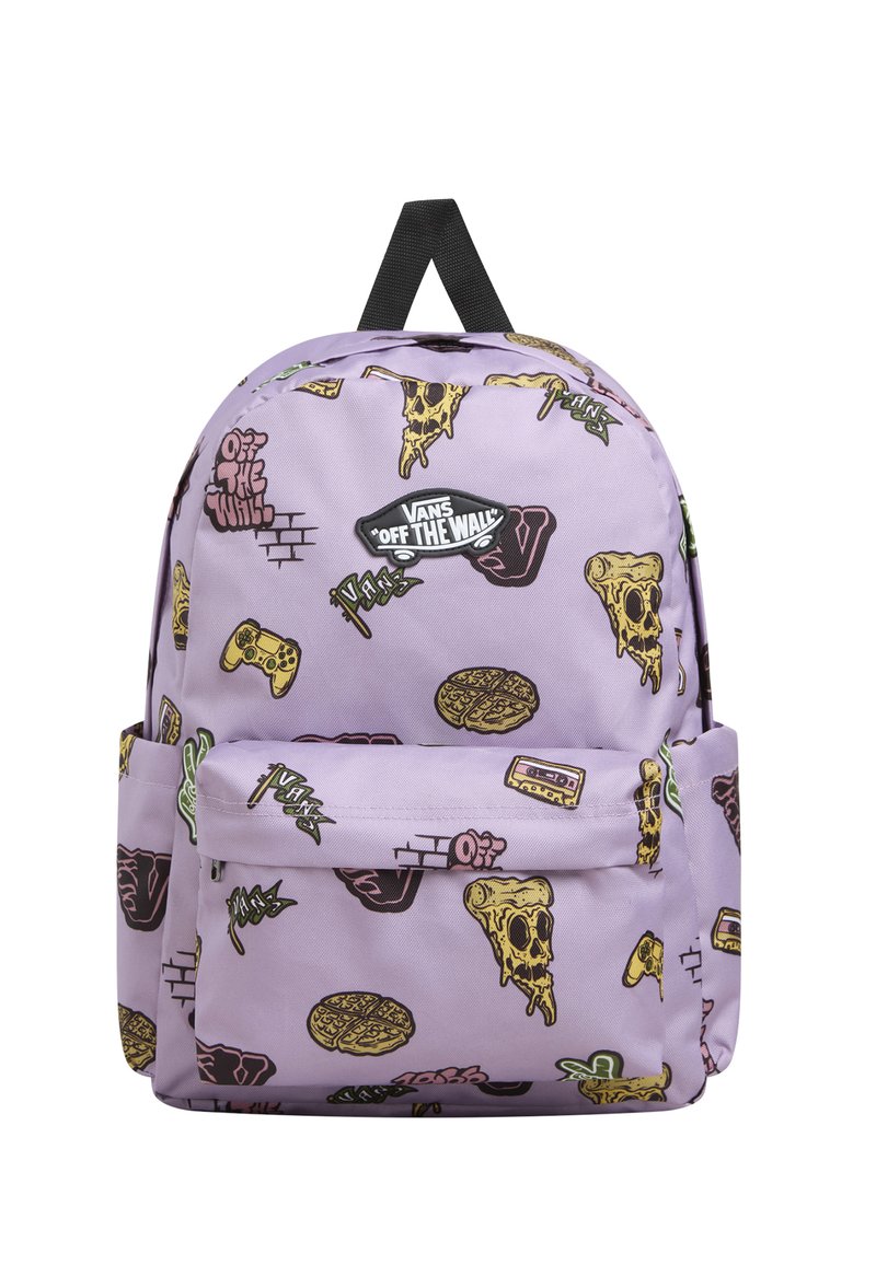 Lila ryggsäck med flera grafiska tryck, inklusive pizza, spelkontroll och dödskalle. Har ett handtag på toppen och en framficka.