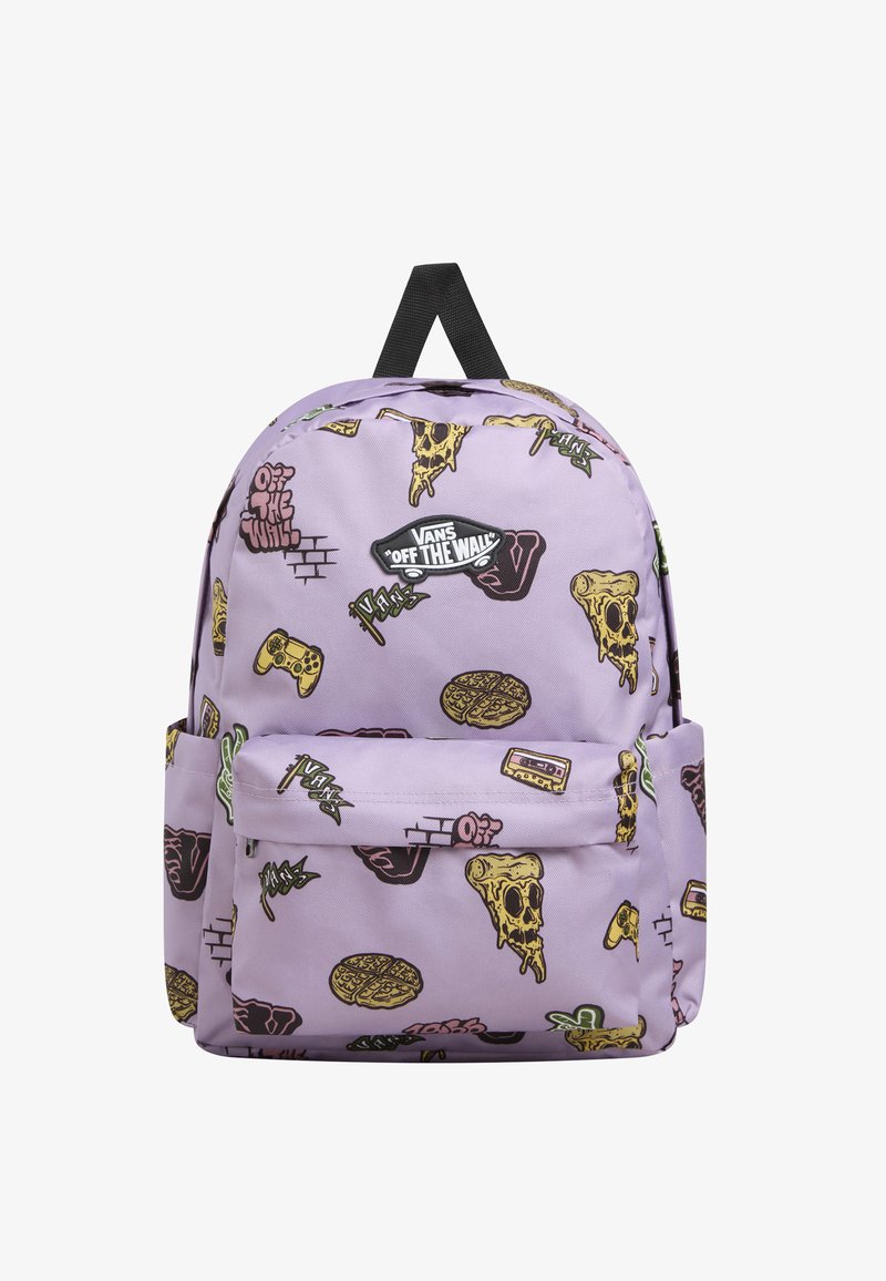Fialový batoh s mnoha grafickými potisky, včetně pizzy, herního ovladače a lebky. Má horní madlo a přední kapsu.
