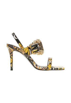 Sandale à talons hauts avec un dessus synthétique à motifs noir, jaune et blanc, dotée d'une boucle décorative en or et de fines lanières.