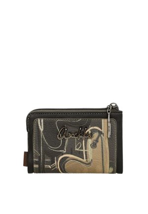 Piccolo portafoglio con zip con motivi astratti beige e marroni, charm decorativo a forma di chitarra in metallo e logo "Anekke" sul davanti.