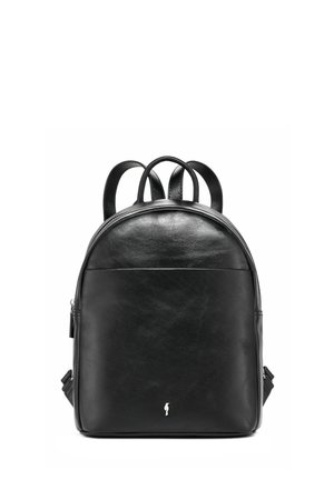 Czarny skórzany plecak z zaokrąglonym górnym zakończeniem, przednią kieszenią, podwójnymi paskami na ramiona oraz małym srebrnym logo blisko dolnego środka.