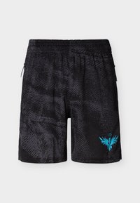 Μαύρο αθλητικό σορτς με διακριτικό υφασμάτινο μοτίβο και μπλε λογότυπο αγγέλου με φτερά στο κάτω δεξί πόδι, με ελαστική μέση.