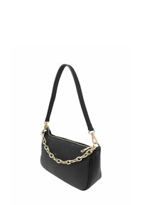 Svart läderhandväska med en texturerad yta, försedd med dragkedjeslutning och ett accentband av guldkedja. Kompakt rektangulär form.