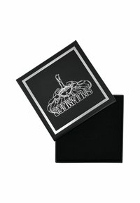 Scatola nera con bordo argentato e grafica di uno scorpione bianco sopra la parola "Scorpions" in un font stilizzato in grassetto, coperchio parzialmente aperto.
