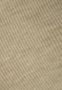 Beige textiel met een ribbelpatroon in verschillende tinten lichtbruin en crème, gemaakt van een zacht, geweven materiaal.