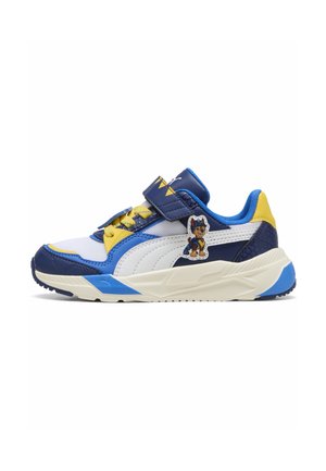 Basket athlétique enfant blanche, bleue et jaune avec un patch personnage sur le côté et une fermeture à scratch.