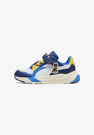 Basket athlétique enfant blanche, bleue et jaune avec un patch personnage sur le côté et une fermeture à scratch.