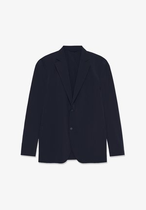 Tumesinine pintsak siledast kangast, millel on sälklapiga krae, ühe nupuga kinnis ja kaks küljetaskut. Minimalistlik disain, istuv lõige.