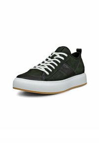 Zielone zamszowe sneakersy mają czarny skórzany nosek, białe sznurówki oraz grubą białą podeszwę z gumowym dnem. Akcenty w postaci przeszyć.