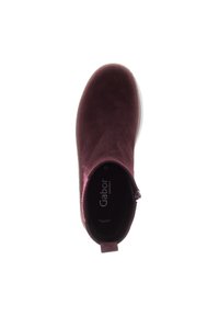 Burgunderfarbene Stiefelette aus weichem Wildleder mit runder Zehenform, elastischen Seiten und einer strukturierten Schlaufe. Verfügt über eine weiße Gummisohle und eine Innensiegelung.