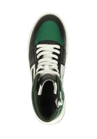 Hoge sneaker in zwart, groen en wit leer. Geperforeerde neus, dikke witte veters, gevoerde kraag en gestructureerde accenten aan de zijkanten.