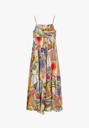 Mouwloze, meerkleurige maxi-jurk met dunne bandjes en een patchworkprint met vogels, bloemen, dieren en vintage-stijl labels.