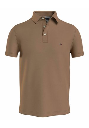 Brun polo skjorte lavet af glat stof, med krave, tre knapper og et lille logo med et rødt, hvidt og blåt grafisk motiv på brystet.