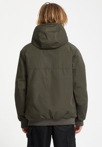 Olivengrøn hættetrøje med polstret design, ribbede manchetter og kant, glat tekstur og et minimalistisk æstetik.