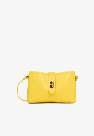 Sac à main en cuir jaune avec une finition texturée, comportant un détail de fermoir central et une bandoulière amovible. Forme rectangulaire compacte.