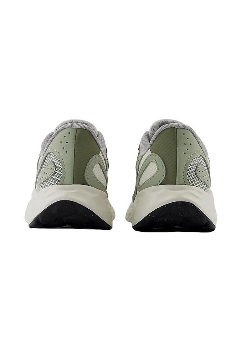 Grüne Mesh- und synthetische Sportschuhe mit einer weißen Sohle und schwarzem Außensohle. Verfügt über geschwungene Akzente und einen gepolsterten Kragen für zusätzlichen Komfort.
