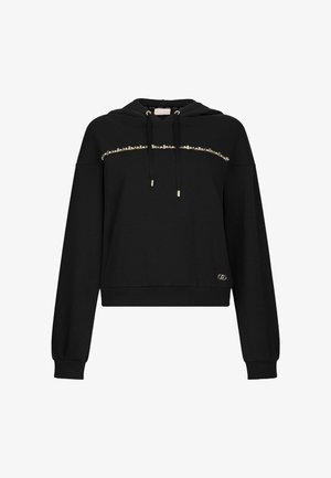 Felpa nera corta con orlo a costine, maniche lunghe, cappuccio con coulisse, decorata con una fascia decorativa tono oro che attraversa il petto.