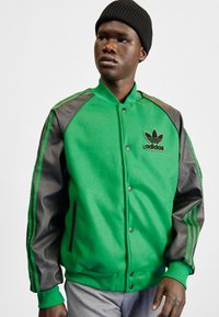 adidas Originals SST VARSITY - Bomber-jakk - green/black