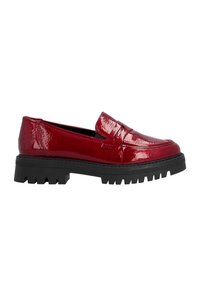 Mocassins en cuir verni rouge avec une semelle noire à faible relief, présentant un accent de strap frontal et une texture lisse et brillante.