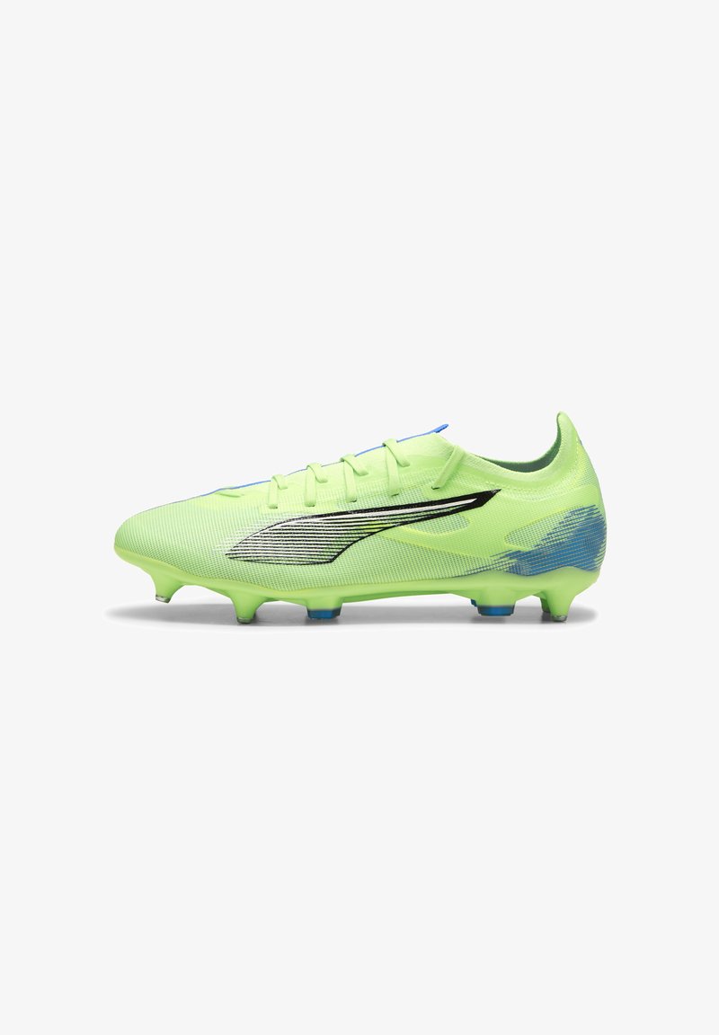 Scarpe da calcio verde lime con un design aerodinamico, accenti neri e blu, upper testurizzata e suola con sei tacchetti per la trazione.