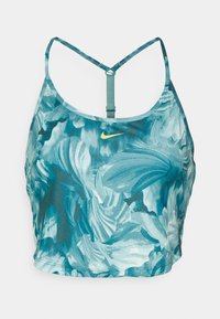 Brassière de sport à motif abstrait bleu et sarcelle avec fines bretelles en forme de coureur et un petit logo Nike swoosh jaune au centre devant.