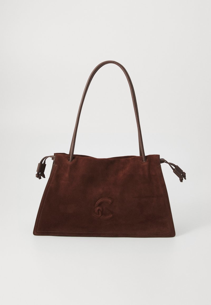 Geantă tote din suede maro cu două mânere din piele, textură moale, formă plată și un logo embosat subtil pe față.