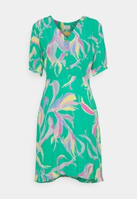 Robe à manches courtes en tissu vert, présentant un motif floral avec des accents roses et jaunes, un col en V et trois boutons sur le devant.