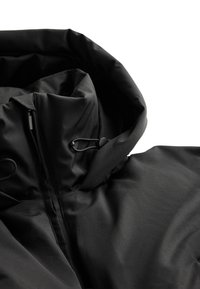 Czarna wodoodporna kurtka z wysokim kołnierzem, wyposażona w kaptur ze sznurkiem i gładką teksturę. Brak widocznych elementów metalowych lub wzorów.