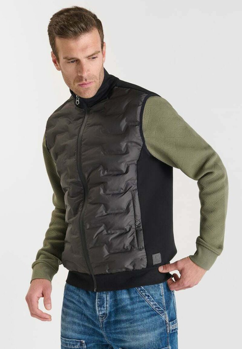 Gilet isolante nero e verde oliva con zip frontale, caratterizzato da una texture trapuntata sul petto e tessuto liscio sui lati.