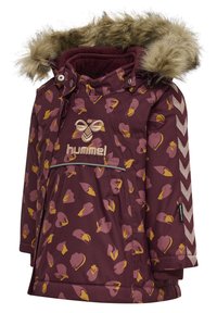 Bordeauxjacka med blommönster i rosa och gult, faux fur-fodrad huva, dragkedjestängning och chevron-accenter på ärmarna.