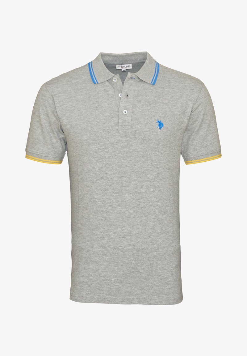 Polo gris clair à manches courtes avec rayures bleues sur le col, bords de manches jaunes, trois boutons blancs et petit logo brodé bleu sur la poitrine.