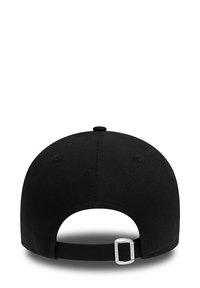 Cappellino da baseball nero con una texture di tessuto morbido, visiera curva e cinturino regolabile con una fibbia in metallo argentato sul retro.