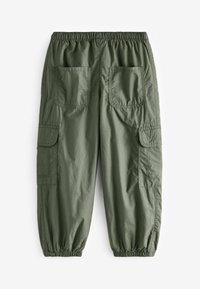 Gröna cargobyxor med elastisk midja, snörning och flera fickor, tillverkade av ett lätt, strukturerat tyg.