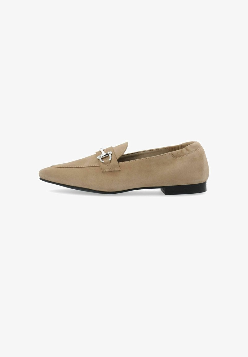 Mocassini in suede beige con punta affusolata e dettagli in metallo argentato. Presentano una suola nera piatta e un colletto elasticizzato per una vestibilità aderente.