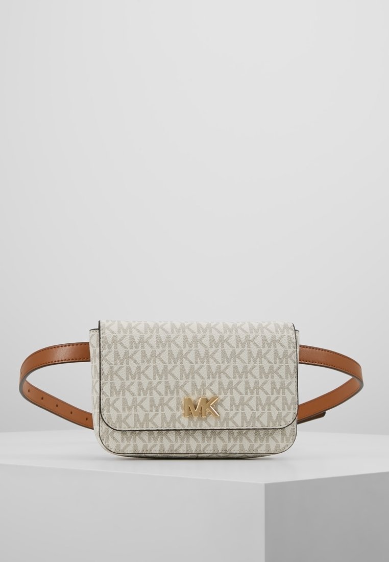 Sac banane beige Michael Kors avec motif MK répétitif, logo MK doré sur le rabat avant et sangle en cuir marron réglable.