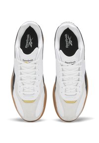 Tênis brancos com um cabedal de couro texturizado e camurça, detalhes pretos e sola de borracha de goma. Possui o logótipo da Reebok na língua.