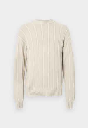 Hellbeige gestrickter Pullover mit gerippter Textur, vertikalen Streifen, rundem Halsausschnitt sowie gerippten Bündchen und Saum.