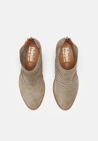 Bottes cheville en daim gris avec un design perforé, un bout arrondi et une fermeture éclair latérale. Doublure en cuir camel et semelle plate.